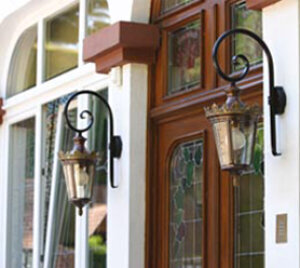 Außenleuchte Louvre 02 an Bischofsstab montiert an einem französischen Chalet. Roger Pradier. H. 775 L. 290 P. 410mm