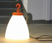 die schöne Außenleuchte kann mobil im Garten aber auch am Haus eingesetzt werden. Entwickelt und gebaut wurde die Außenleuchte Grumo von Roger Pradier in Frankreich.